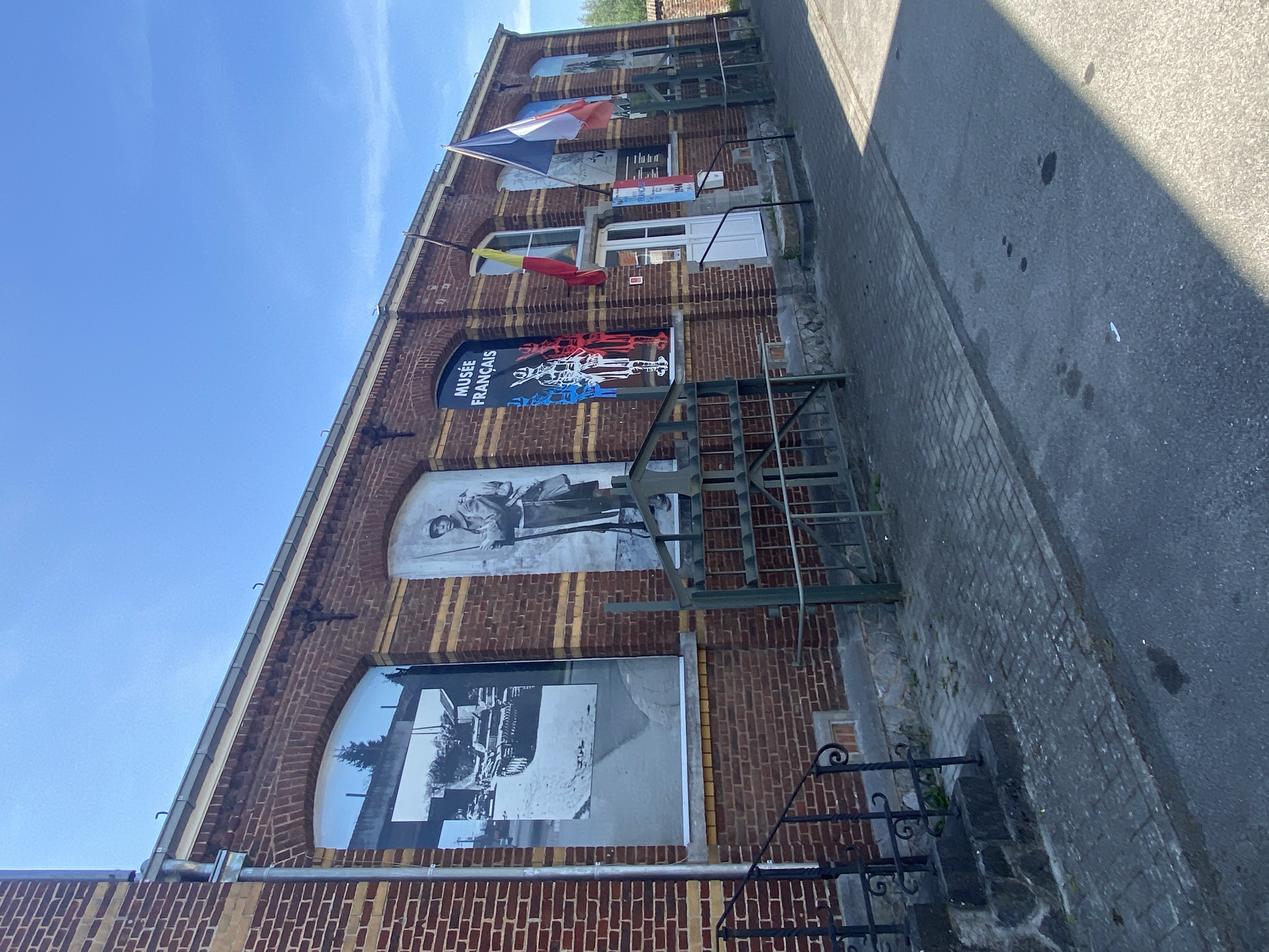 Façade extérieure du Musée de la 1ère Armée Française installé dans une ancienne école à Cortil-Noirmont