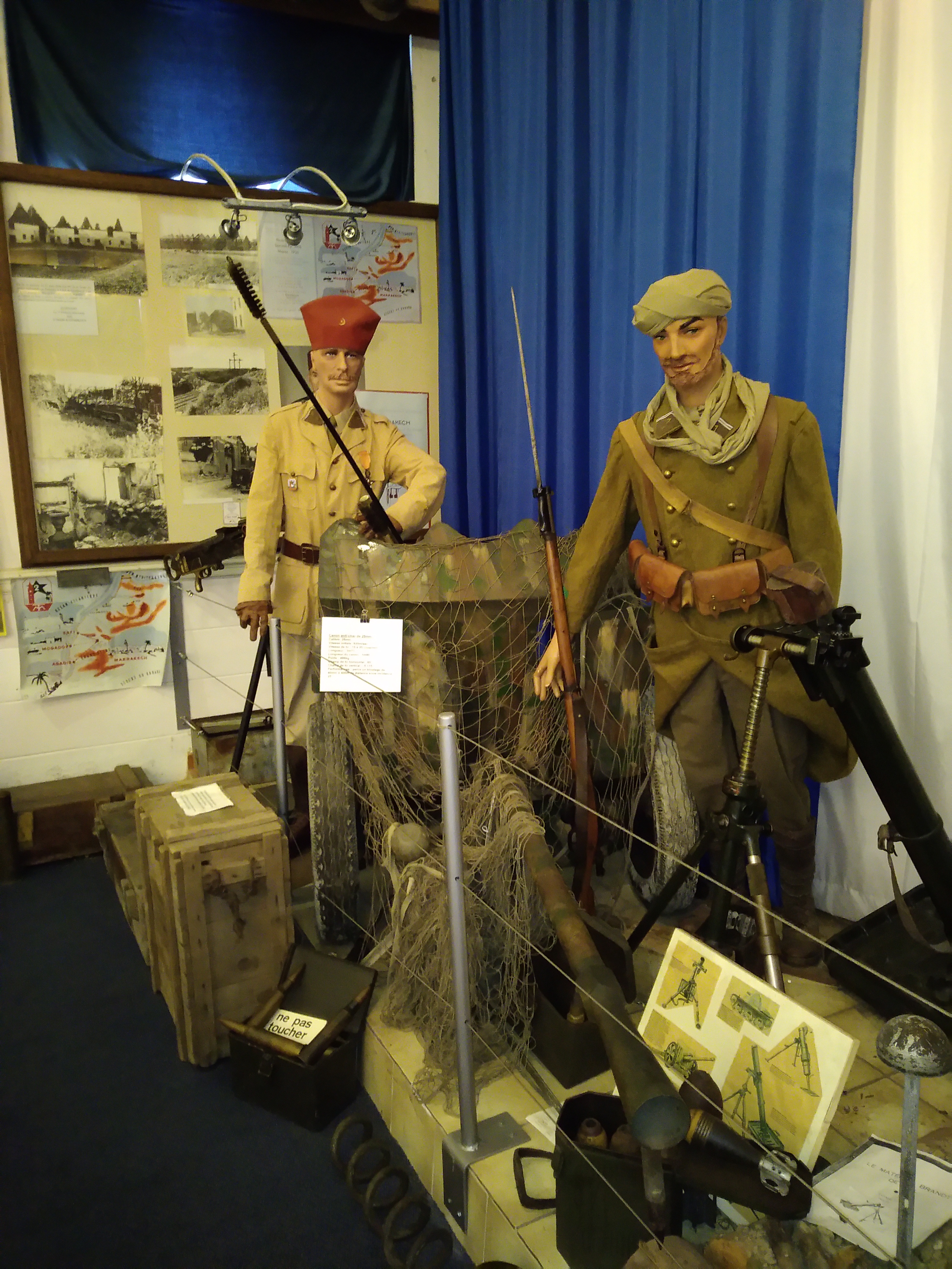 Collection d'uniformes et équipements militaires français de 1940 exposés au musée